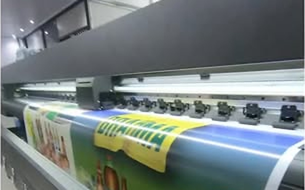 Impressora de grande formato da Gráfica 3D imprimindo uma lona