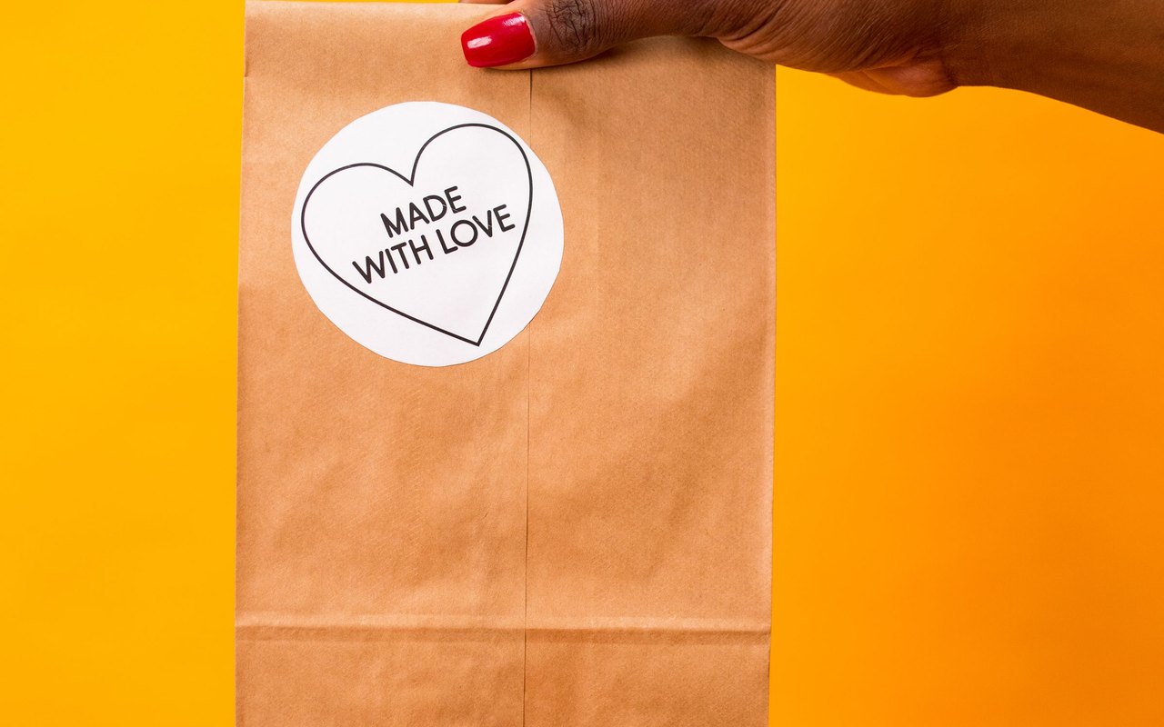 Sacola de papel kraft personalizada com uma etiqueta impressa